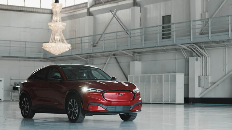 Τι κάνει με τον πολυέλαιο η Ford Mustang Mach-E;